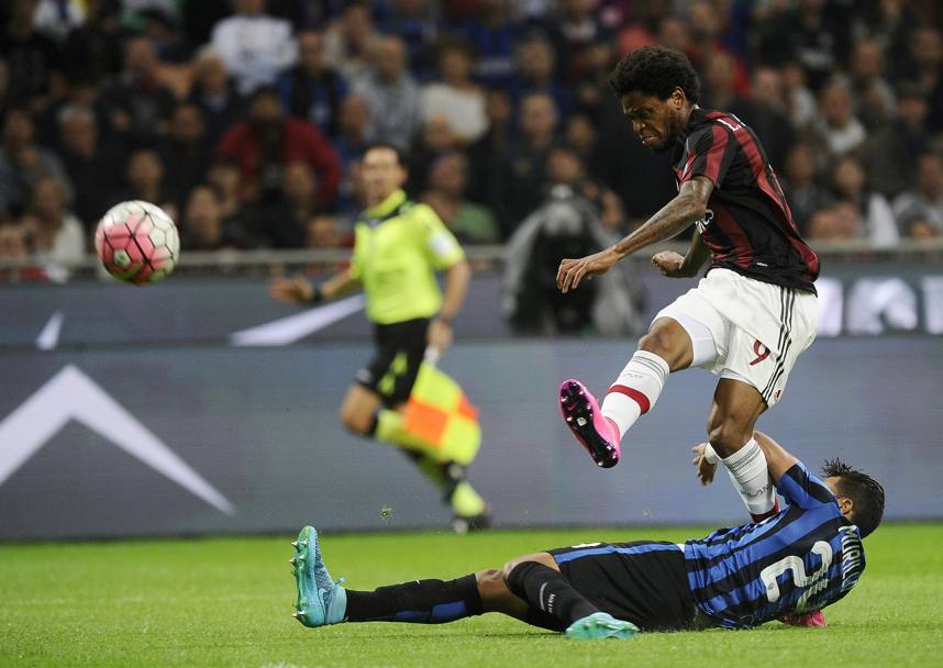 Nel secondo caso, Luiz Adriano perde il tempo giusto per battere il portiere dell&#39;Inter.